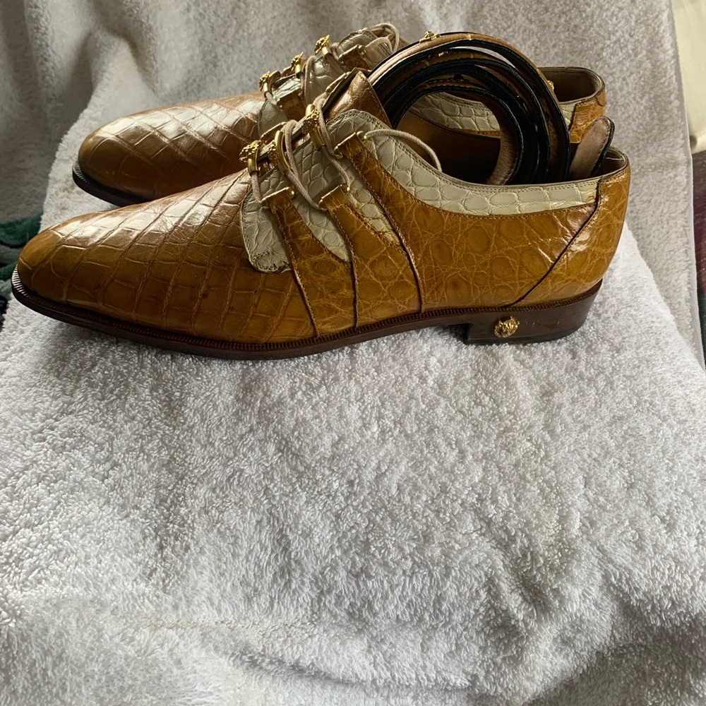 Men’s Two tone Dress shoe along with the matching belt.